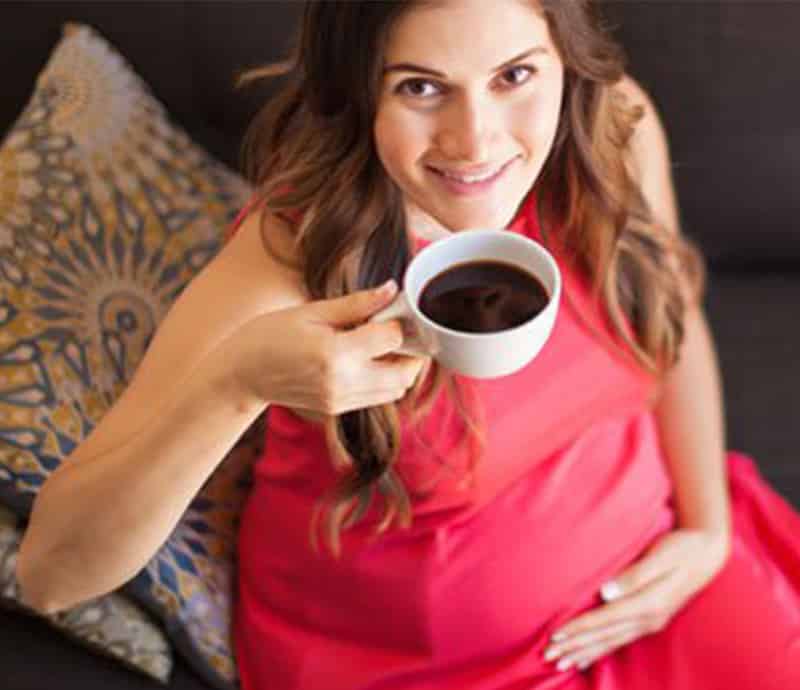 grávida tomando café