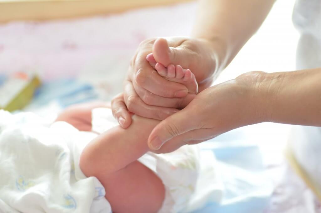 Todas as partes do corpo do bebê recebem uma atenção especial na Shantala