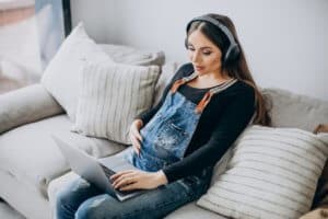 Músicas para o parto: 15 canções para ouvir durante esse momento